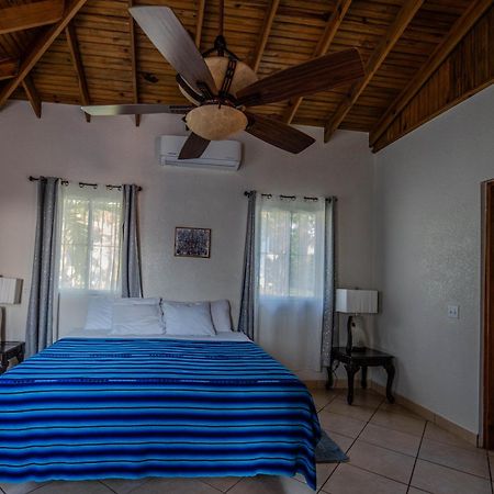 Seaside Inn Roatan ウェスト・ベイ エクステリア 写真